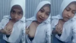 Abg Hijab SM4 Pamer Nenen Di Toilet Sekolah Video by RedTube